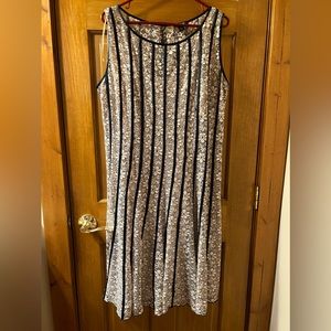 SLNY Beautiful Lacey Dress with included slip. Size 14 🍎